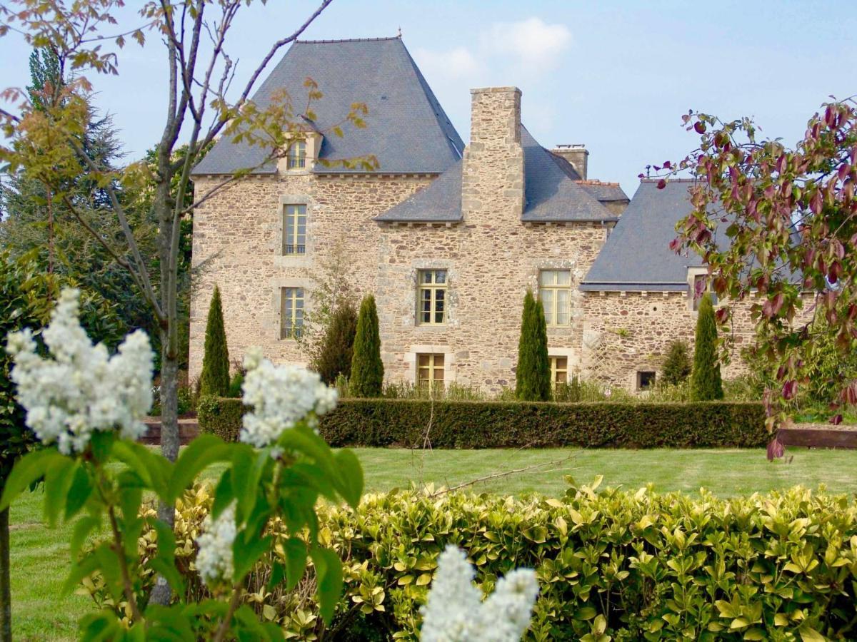Gite Le Logis - Manoir Le Plessix Madeuc Corseul Exterior photo