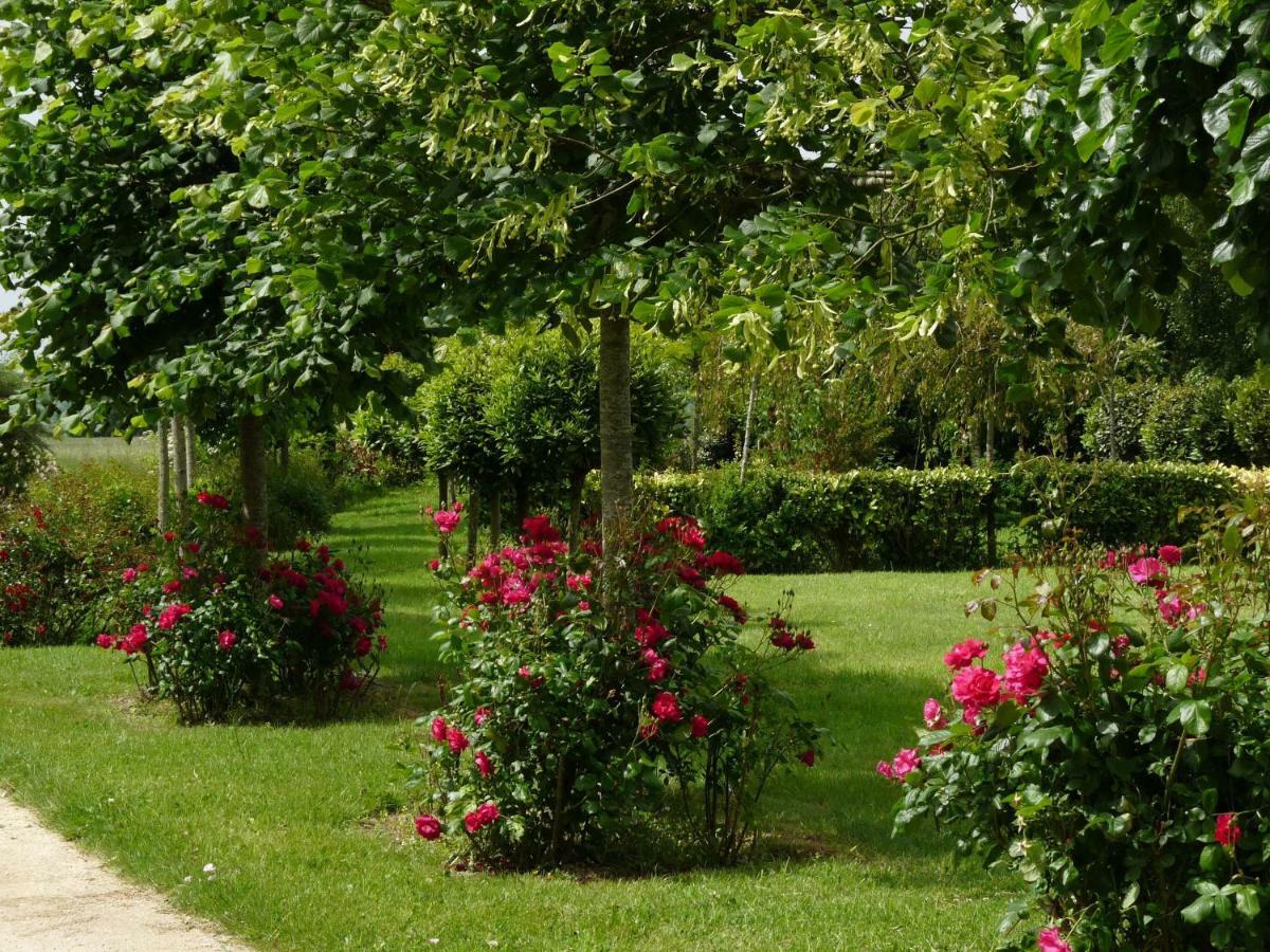Gite Le Logis - Manoir Le Plessix Madeuc Corseul Exterior photo
